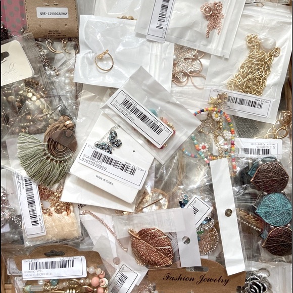 🌾MYSTERY SURPRISE 6 FOR $38 JEWELRY BUNDLE - Picture 16 of 16
